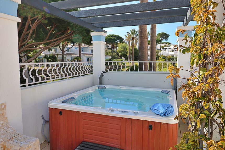 Four Seasons Fairways - 2 Bedroom Apartment with Jacuzzi